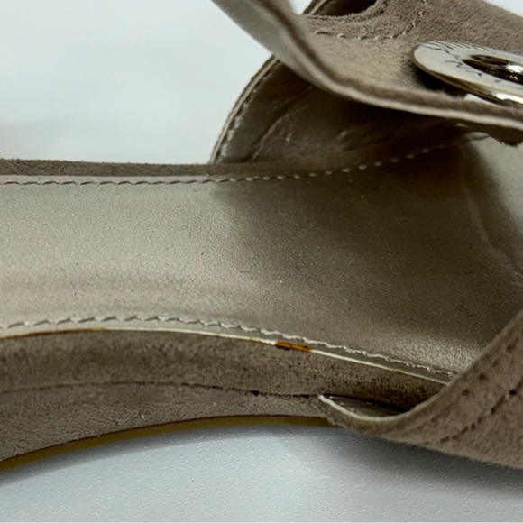 Jaclyn Smith Daphne Khaki Gray Faux Suede Strappy Wedge Heel Sandals Size 6 - Picture 12 of 15